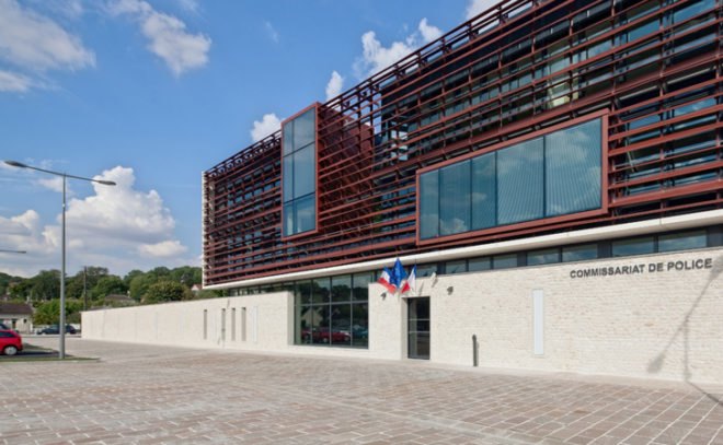 green design, eco design, sustainable design, Ameller, Dubois & Associes, police station, UNESCO World Heritage Site, Provins, France, glass curtain, copper louvers