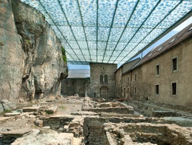 Couverture Ruine Archeologique, Savioz Fabrizzi Architectes, st. maurice abbey, disaster proof design, daylighting, floating roof, archaeology site