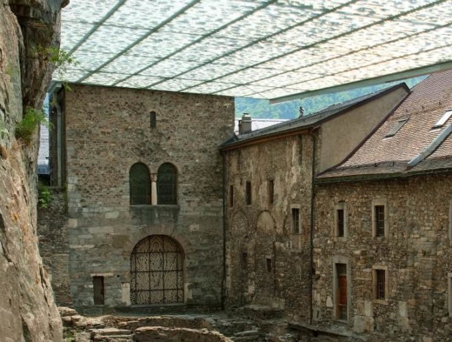 Couverture Ruine Archeologique, Savioz Fabrizzi Architectes, st. maurice abbey, disaster proof design, daylighting, floating roof, archaeology site