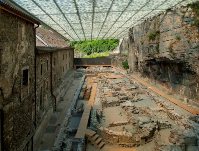 Couverture Ruine Archeologique, Savioz Fabrizzi Architectes, st. maurice abbey, disaster proof design, daylighting, floating roof, archaeology site