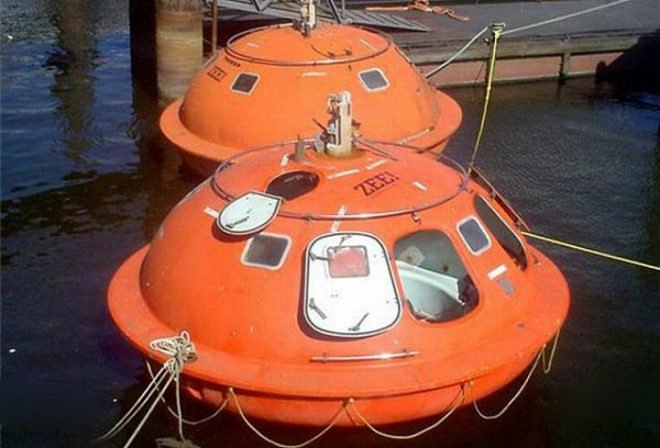 Oil Rig escape pods, survival capsules, Capsule Hotel, the netherlands, floating hotel, denis oudendijk