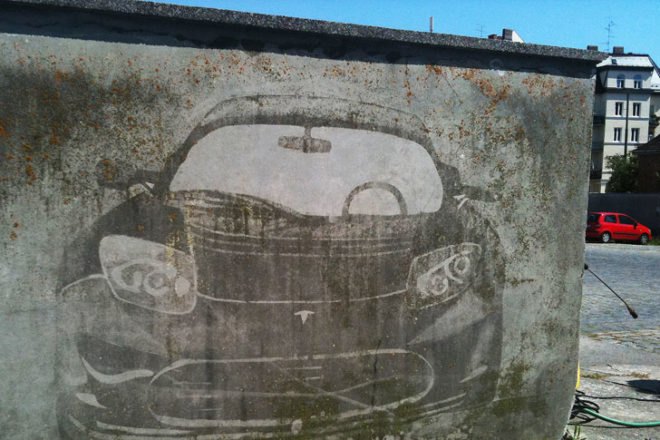 Süddeutsche Zeitung Magazin, reverse graffiti, Moose Curtis, Marc Cameron, Tesla Roadster, Nissan Leaf, Renault Twizy, BMW i3,green design, eco design, sustainable design,
