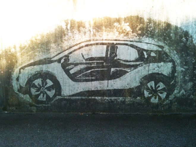 Süddeutsche Zeitung Magazin, reverse graffiti, Moose Curtis, Marc Cameron, Tesla Roadster, Nissan Leaf, Renault Twizy, BMW i3,green design, eco design, sustainable design,
