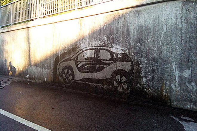 Süddeutsche Zeitung Magazin, reverse graffiti, Moose Curtis, Marc Cameron, Tesla Roadster, Nissan Leaf, Renault Twizy, BMW i3,green design, eco design, sustainable design,