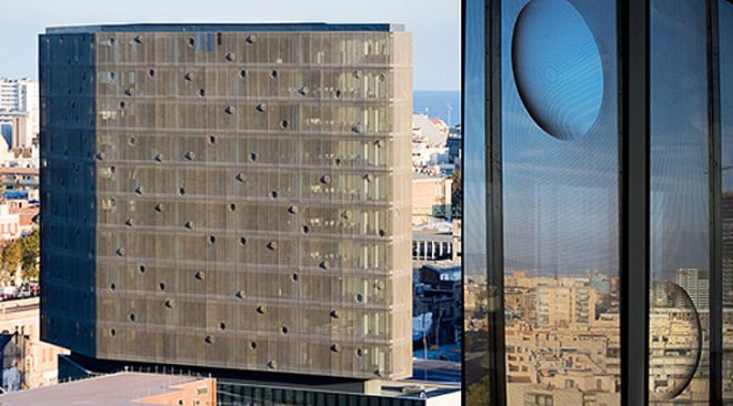 green design, eco design, sustainable design, b720 Arquitectos, Indra Corporate Building, Barcelona, Poblenou, Glass curtain, double skinned facade, stainless steel mesh skin, reduce solar gain