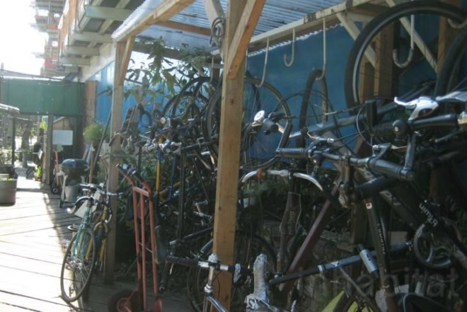Water Issues,Urban design,Urban farming,Sustainable Food,social design,Modern Pets,London,Green Transportation,Bicycles,Floating Houses,floating community,floating vegetable patch,ducks as pets,lodnon floating community,british canals,narrow boat