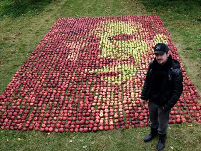 Apple, apples, organic, organic art, land art, Olivier Lefebvre, Quebec, Canada, Landart Contest, Land Art Contest, Landart, art, Steve Jobs, Tribute, hommage, artist, natural, orchard, fall, competition, green, red, 3500, 3500 apples, eco art, sustainable art, sustainability, green art, green, eco, Inhabitat