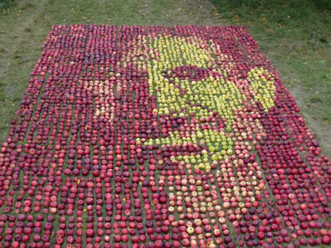Apple, apples, organic, organic art, land art, Olivier Lefebvre, Quebec, Canada, Landart Contest, Land Art Contest, Landart, art, Steve Jobs, Tribute, hommage, artist, natural, orchard, fall, competition, green, red, 3500, 3500 apples, eco art, sustainable art, sustainability, green art, green, eco, Inhabitat