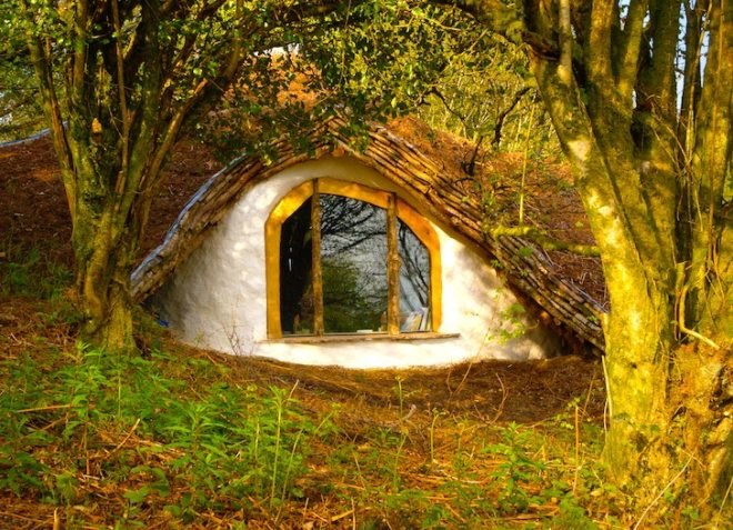 Hobbit House, Simondale, green building, eco-design, sustainable design, green design, Wales, green roof, thermal massing, straw bales, natural lighting, natural materials, green materials, compost toilet, solar panels, reclaimed wood,