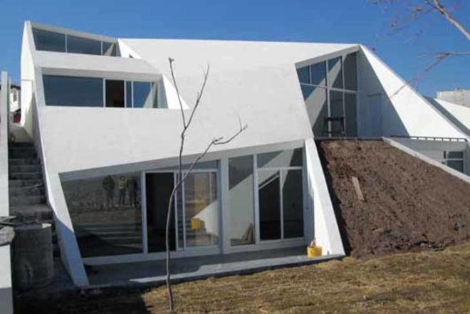 Sustainable Building,Renewable Energy,green Interiors,Architecture,mexico,chihuahua desert,sloping roofs,soil thermal mass,concrete house,productora,terraces,energy optimisation,natural light,minimal decoration,buried house