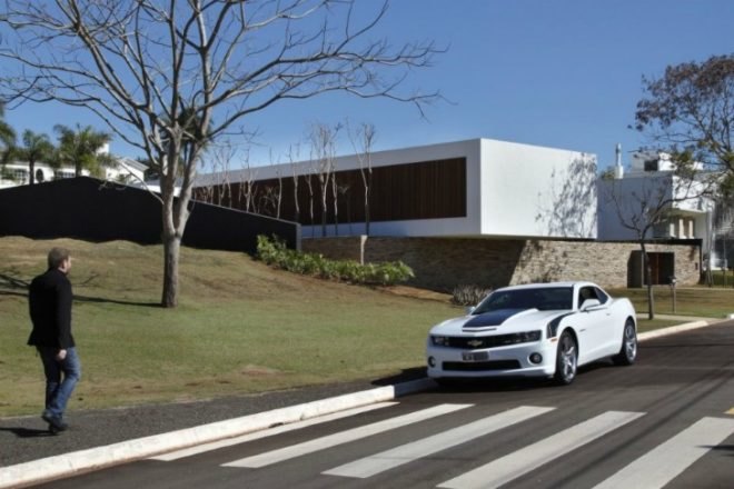 SN House, Studio Guilherme Torres, cantilever, brazil, passive solar house, louvers, green home