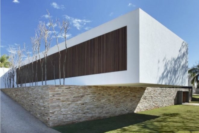 SN House, Studio Guilherme Torres, cantilever, brazil, passive solar house, louvers, green home