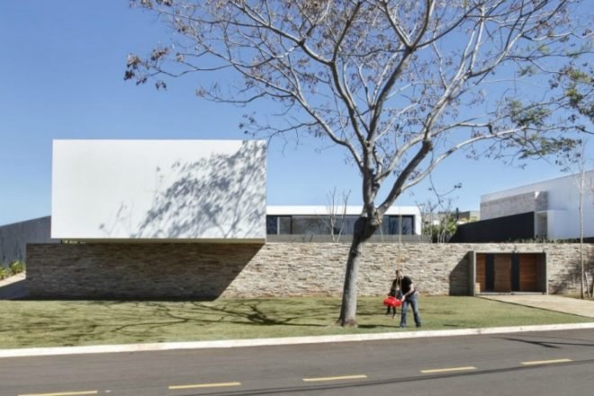 SN House, Studio Guilherme Torres, cantilever, brazil, passive solar house, louvers, green home