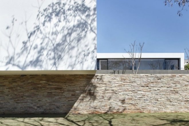 SN House, Studio Guilherme Torres, cantilever, brazil, passive solar house, louvers, green home