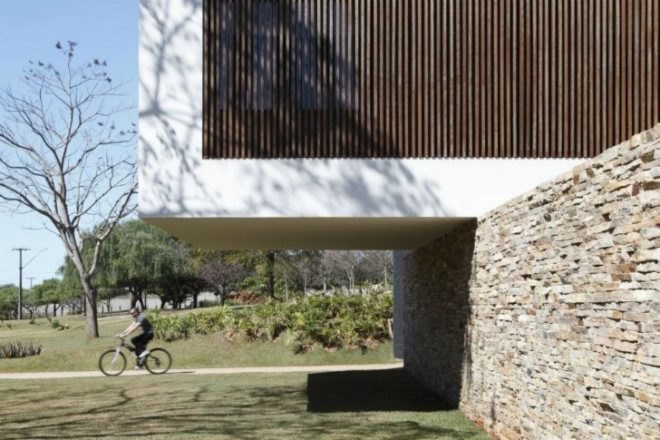 SN House, Studio Guilherme Torres, cantilever, brazil, passive solar house, louvers, green home