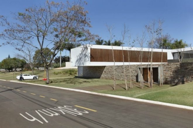 SN House, Studio Guilherme Torres, cantilever, brazil, passive solar house, louvers, green home