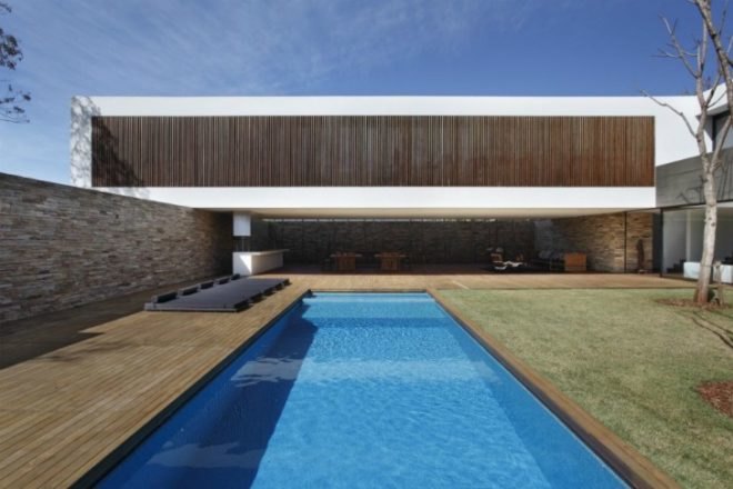 SN House, Studio Guilherme Torres, cantilever, brazil, passive solar house, louvers, green home