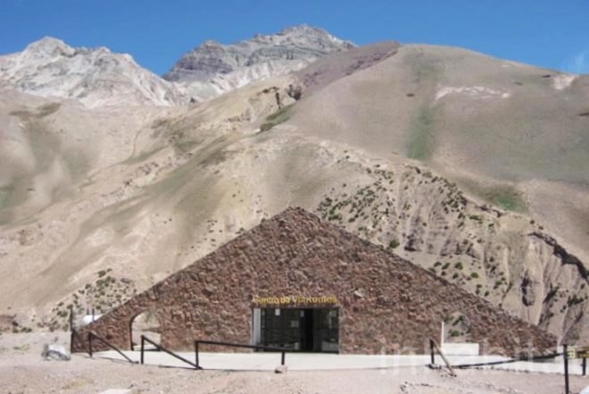 Water Issues,Renewable Energy,green technology,Green Lighting,Eco Tourism,Eco Travel,prefab architecture,solar panels,renewable energy,geodesic dome house,mule,aconcagua,argentina,andes mountains,green camping,