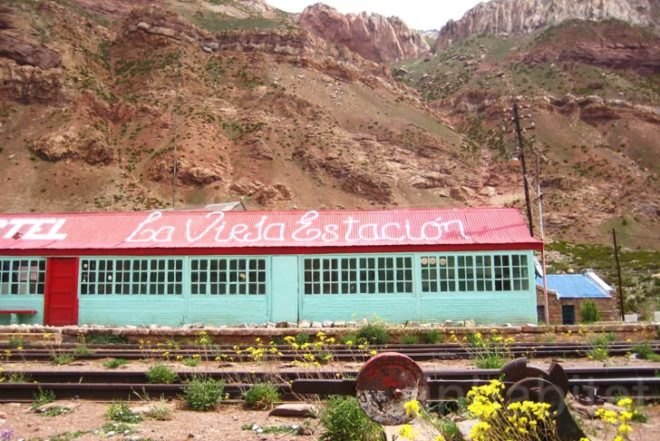 Recycled Materials,Green renovation,Green Lighting,Eco Tourism,Eco Travel,Architecture,recycled train station,puente del inca,inca bridge,aconcagua,mendoza,argentina,natural light,recycled artifacts,hostel,affordable accomodation