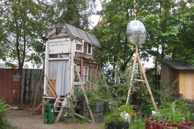 Recycled Materials,Recycling / Compost,Green Materials,Gardening,Eco Travel,DIY,Botanical,berlin,Prinzessinnengarten,social network gardening,open garden,community garden,berlin,mobile garden,recycled shipping container,organic garden,beehive,play house,working garden,organic vegetables