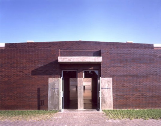 dia:beacon, dia art foundation, nabisco factory, biscuit factory art gallery, industrial renovation, remodeled factory, art center, art foundation new york, hudson river