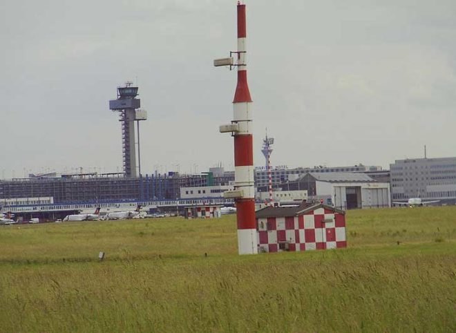 dusseldorf, dusseldorf international airport, dusseldorf airport, green airport, green transportation, renewable energy, green energy, sustainable energy, large solar array, huge solar array, biggest solar array, airport solar array, 2 megawatt solar array, german green energy, green energy in germany, germany sustainable energy
