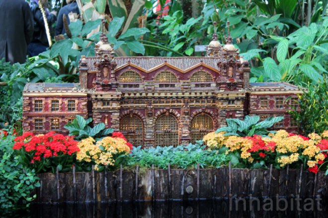 NYBG 2011 Holiday Train Show, new york botanical garden, holiday train show, applied imagination, paul busse, new york botanical garden train show, buildings made from plant parts, sculptures made from plants