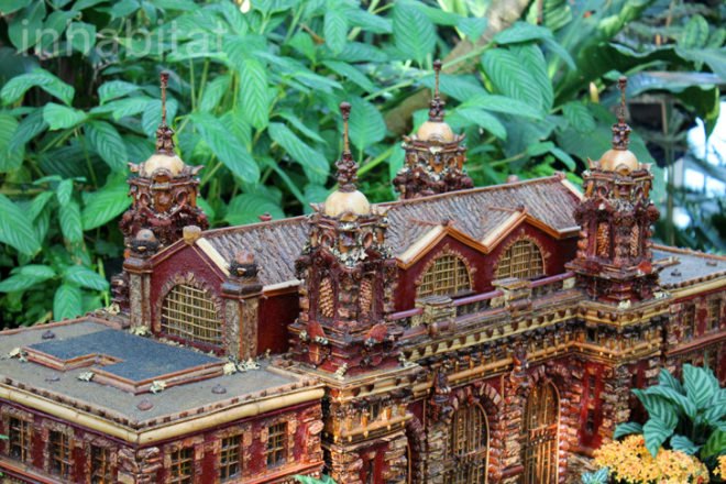 NYBG 2011 Holiday Train Show, new york botanical garden, holiday train show, applied imagination, paul busse, new york botanical garden train show, buildings made from plant parts, sculptures made from plants