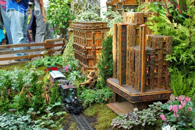 NYBG 2011 Holiday Train Show, new york botanical garden, holiday train show, applied imagination, paul busse, new york botanical garden train show, buildings made from plant parts, sculptures made from plants