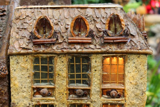 NYBG 2011 Holiday Train Show, new york botanical garden, holiday train show, applied imagination, paul busse, new york botanical garden train show, buildings made from plant parts, sculptures made from plants