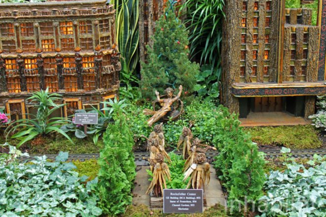 NYBG 2011 Holiday Train Show, new york botanical garden, holiday train show, applied imagination, paul busse, new york botanical garden train show, buildings made from plant parts, sculptures made from plants