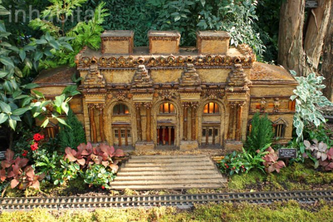 NYBG 2011 Holiday Train Show, new york botanical garden, holiday train show, applied imagination, paul busse, new york botanical garden train show, buildings made from plant parts, sculptures made from plants