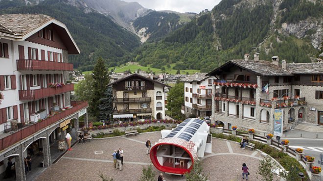 modular design, Gervasutti Refuge, Italy, helicopter installation, Tubular design, solar-powered, energy efficient, zero-impact, LEAPfactory, Mt. Blanc, mountain refuge, mountain cabin, mountain climbers, eco design, green design, sustainable design, prefab