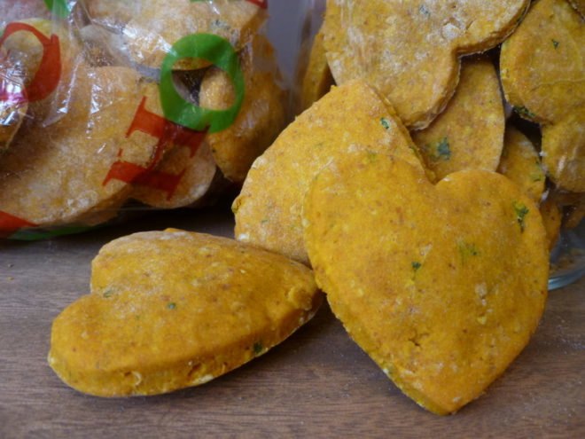 Pumpkin Peanut Butter Doggie Cookies, dog biscuits, dog cookies, pumpkin, peanut butter, vegetarian dog biscuits, dog treats, diy, homemade, homemade dog treats