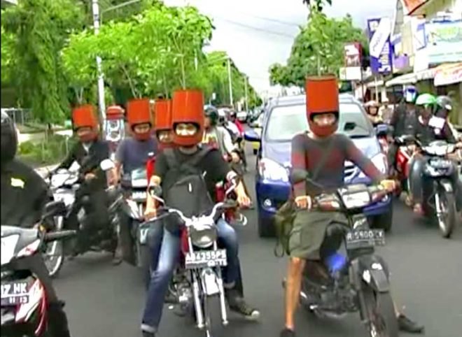 bike helmets, planted bike helmets, bicycling, biking, bike stunt, bike protest, bicycle, bicycle helmet, bike safety, green cities, green indonesia, indonesia environment, environmentalism in indonesia, indonesian art, environmental art, bike art, bicycle art