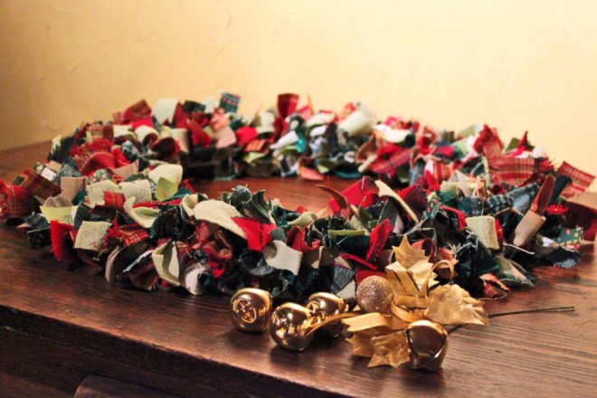 scrap fabric, holiday wreath, christmas, diy easy projetcs, how to, instructions, upcycled, remnant, eco, sustainable, recycled, gift, crafts, holiday wreaths, diy wreath, hot to make a wreath, fabric wreaths, diy fabric wreaths, eco wreaths, diy holiday projects, diy christmas projects