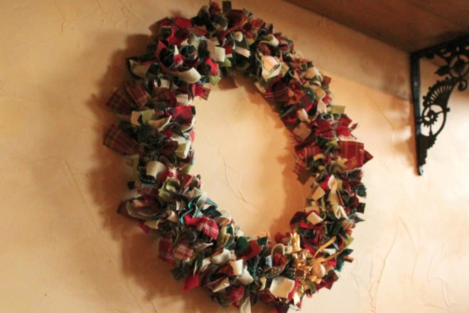 scrap fabric, holiday wreath, christmas, diy easy projetcs, how to, instructions, upcycled, remnant, eco, sustainable, recycled, gift, crafts, holiday wreaths, diy wreath, hot to make a wreath, fabric wreaths, diy fabric wreaths, eco wreaths, diy holiday projects, diy christmas projects
