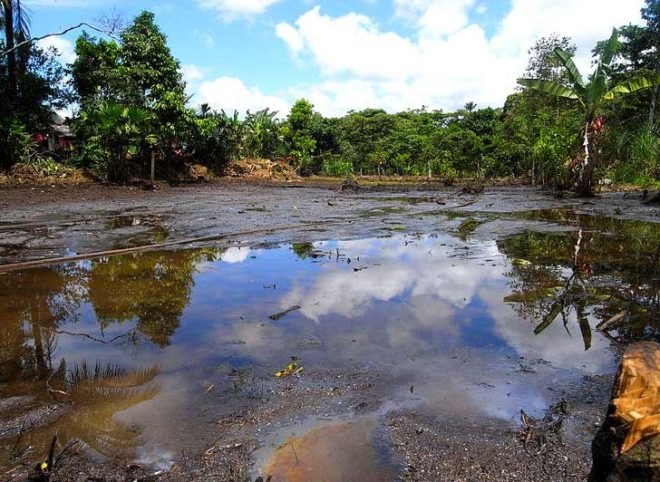 ecuador, lago agrio, oil field, ecuador oil, oil in ecuador, ecuadorian oil field, chevron, texaco, oil pollution, oil pit, tar pit, oil production, lawsuit, case, lago agrio lawsuit, lago agrio case, oil pollution case