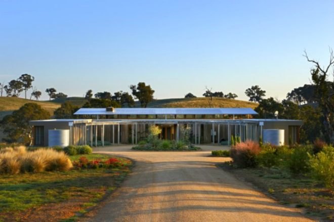 Glenhope House, JOH Architects, rammed earth wall, vacation house, melbourne, rainwater collection