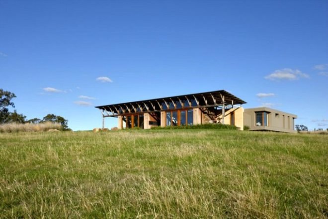 Glenhope House, JOH Architects, rammed earth wall, vacation house, melbourne, rainwater collection