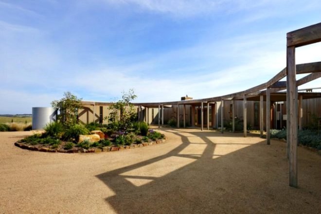 Glenhope House, JOH Architects, rammed earth wall, vacation house, melbourne, rainwater collection