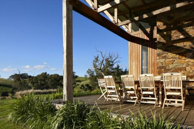Glenhope House, JOH Architects, rammed earth wall, vacation house, melbourne, rainwater collection