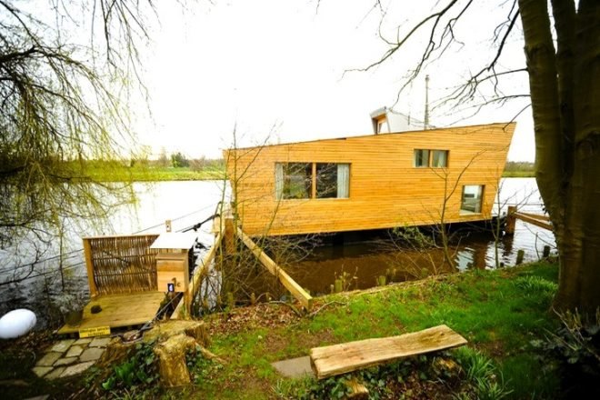 Silverbeaver, Hausboot, house boat, floating home, Confused Direction, Confused Direction Design, Germany, sustainable boat house, green design, sustainable design, eco design, daylighting, energy efficiency, small footprint, locally-sourced materials, green materials, oldenburg, hunt river, resopal, resofloor, insulation, Bullerjan Oven