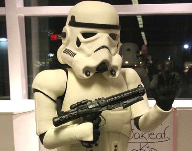 300 lb stormtrooper cake, star wars cake, arisa sci fi convention, quirky cakes, amanda oakleaf cakes, stormtrooper cake, lifesized star wars cake, sci fi geek cake, nerds eat star wars, sci fi soldier, character cake