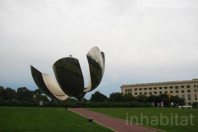 Art, Botanical, Urban design, Plaza de las Naciones Unidas, ONU, Buenos Aires, Argentina, metallic flower, aluminum flower, flower sculpture, Floralis Generica, Eduardo Catalano, aluminum, stainless steel, hydraulic mechanics, Walter Gropius, Harvard, Massachusetts Institute of Technology, public art, mobile sculpture