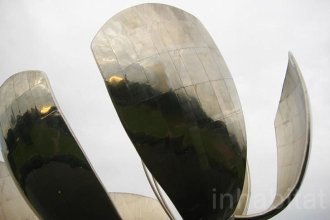 Art, Botanical, Urban design, Plaza de las Naciones Unidas, ONU, Buenos Aires, Argentina, metallic flower, aluminum flower, flower sculpture, Floralis Generica, Eduardo Catalano, aluminum, stainless steel, hydraulic mechanics, Walter Gropius, Harvard, Massachusetts Institute of Technology, public art, mobile sculpture