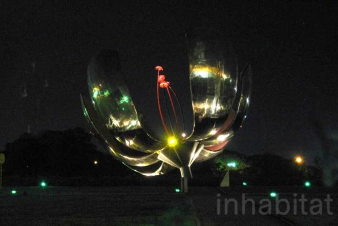 Art, Botanical, Urban design, Plaza de las Naciones Unidas, ONU, Buenos Aires, Argentina, metallic flower, aluminum flower, flower sculpture, Floralis Generica, Eduardo Catalano, aluminum, stainless steel, hydraulic mechanics, Walter Gropius, Harvard, Massachusetts Institute of Technology, public art, mobile sculpture