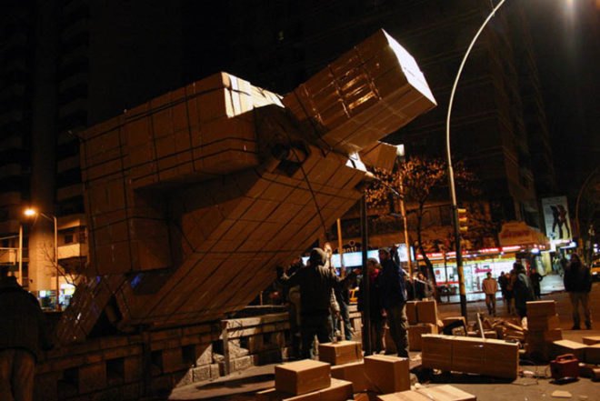 Art, Animals, Green Materials, Recycling / Compost, Pablo Curutchet, argentine art, cardboard boxes, recycled cardboard, ephemeral art, cardboard box man, cardboard box dog