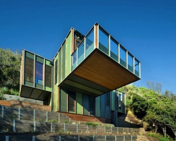 Cantilevered 2-Toned Treehouse Disappears into a Forest in Australia