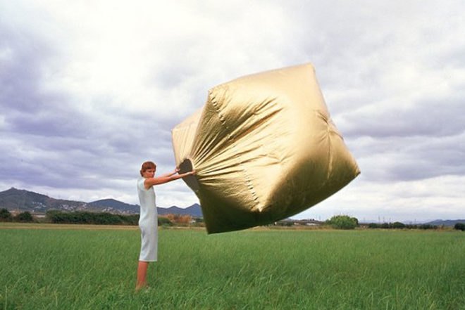 recyclable polyester, Martin Azua, golden polyester, golden cube, pop up house, prefab home, self inflating